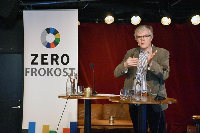 Eric Beers fra HyTruck fortalte om sine erfaringer med produksjon av elektriske lastebiler til et fullstappet rom under ZEROs Forum for fornybar transport i Oslo i dag. Foto: Stein Inge Stølen