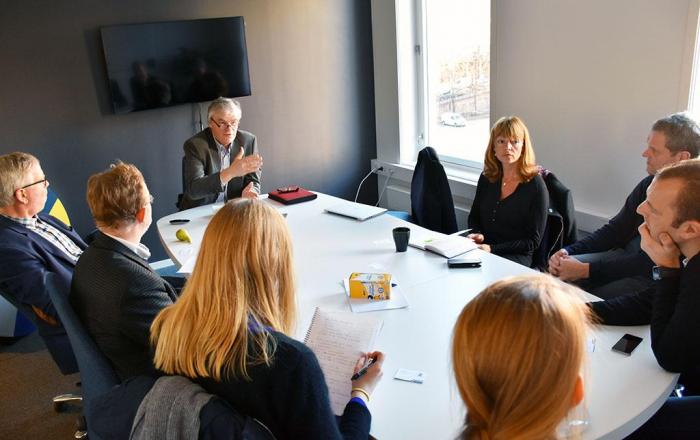Eric Beers forteller om HyTrucks løsninger til representanter fra NLF, Posten Norge, ASKO og Coca-Cola.